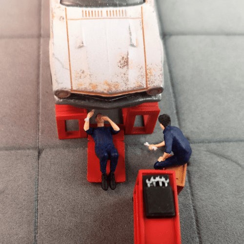 Mechanics for garage diorama 1-64