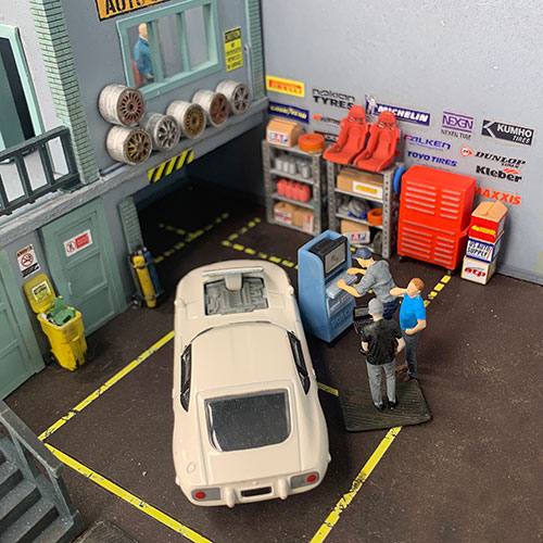 1-64-garage-diorama-mechanics-Engine-Diagnostics-Service
