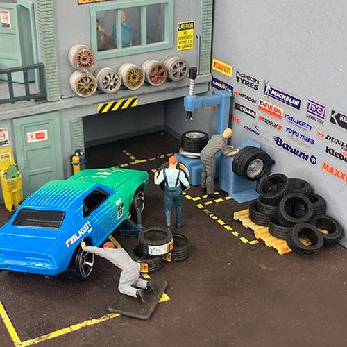 diorama-mechanics-car-tires-change-service