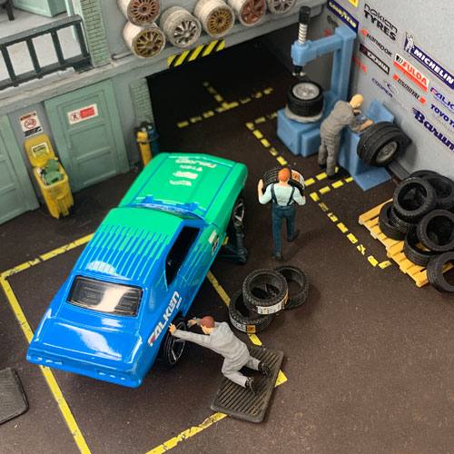 hot-wheels-diorama-workers-car-service