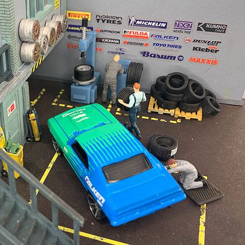 s-scale-diorama-workers-car-service