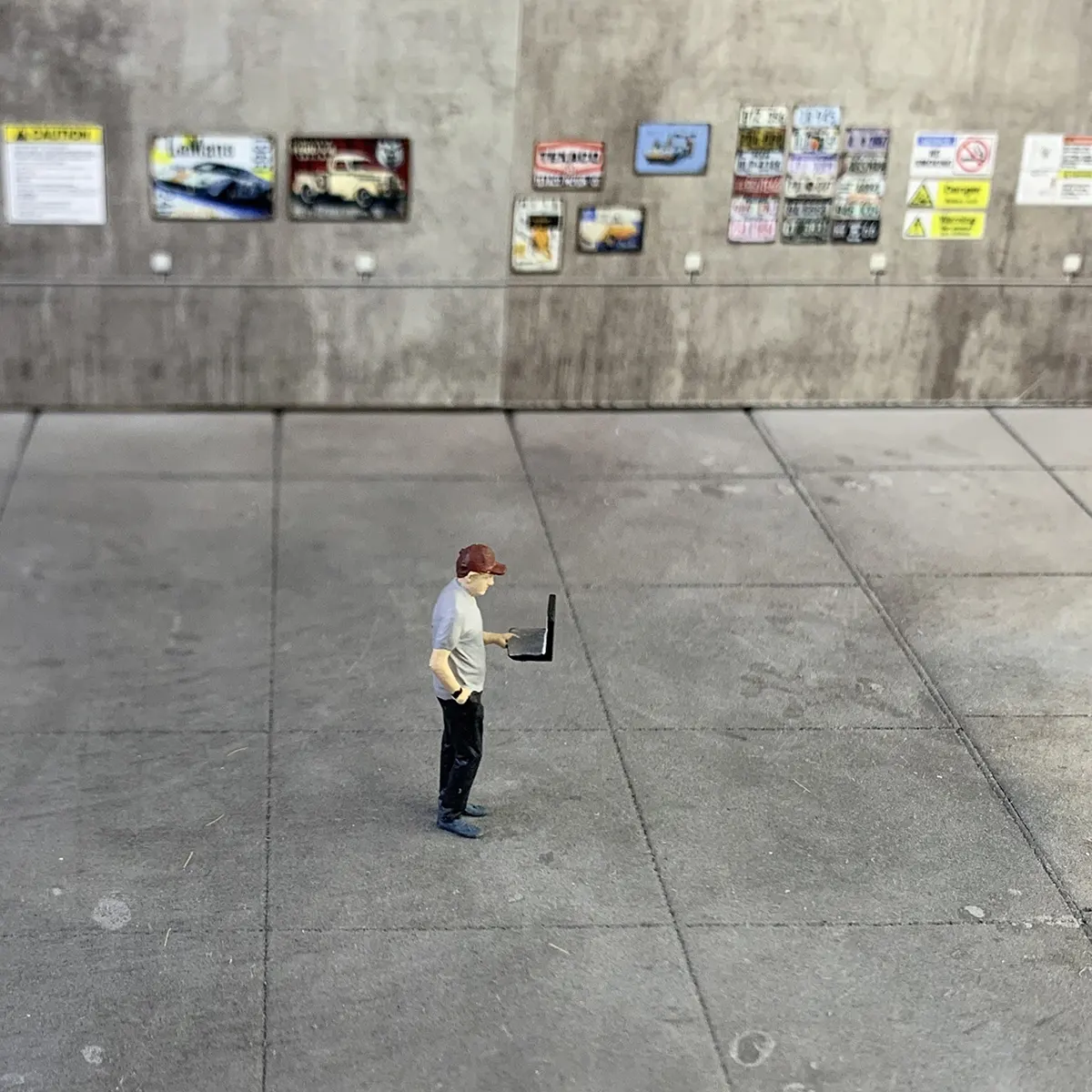 1-64 Scale S Scale Mechanic with Laptop Diorama
