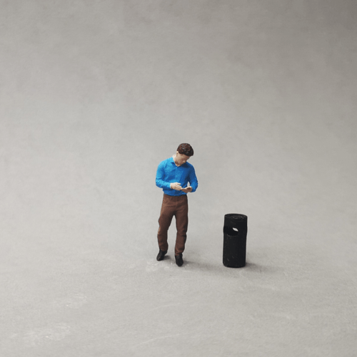 1-64 diorama asian guy with phone