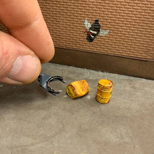 1-64-garage-diorama-Portable-Drum-Jack-and-2-old-rusty-drums-includes-parts