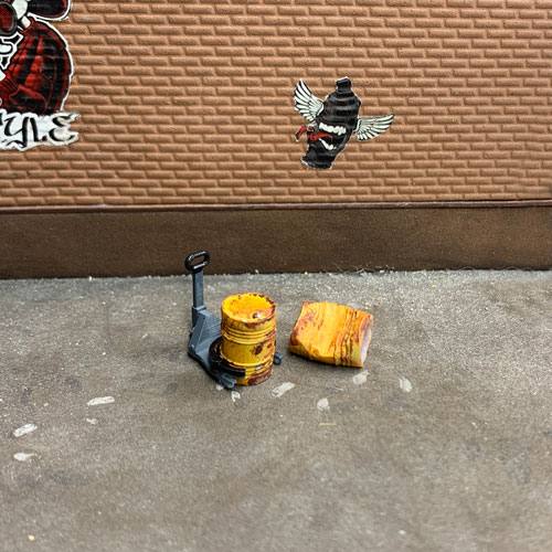1-64-garage-diorama-Portable-Drum-Jack-and-2-old-rusty-drums