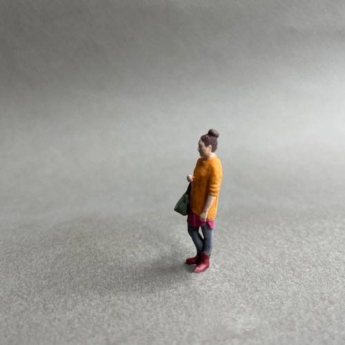 1-64 diorama people woman in hoodie with bag