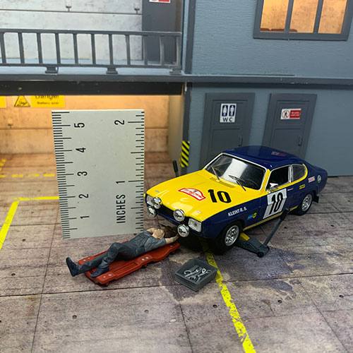 1-43-garage-diorama-Mechanic-on-Creeper