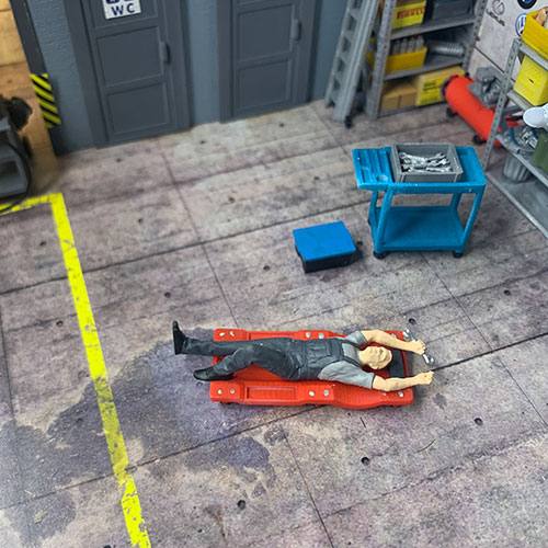 1-43 garage diorama mechanic figure on a Torin Rolling