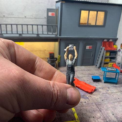 1-43 garage diorama mechanic figure with a wrench