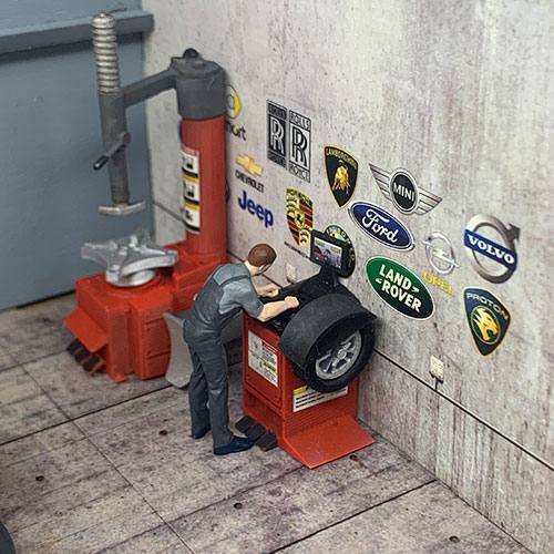 1-43-garage-diorama-Mechanic-tire