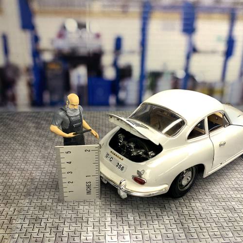1-18 scale Diorama Garage car service chief mechanic